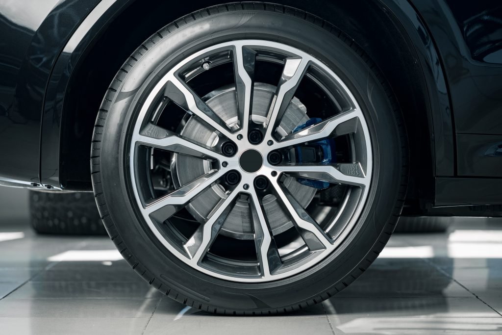 car wheel with a 17 inch alloy rim, an everyday example of things that are 17 inches long