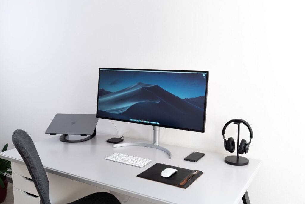 computer monitor with a 21 inch screen on a home office desk, one of the common things that are 21 inches long