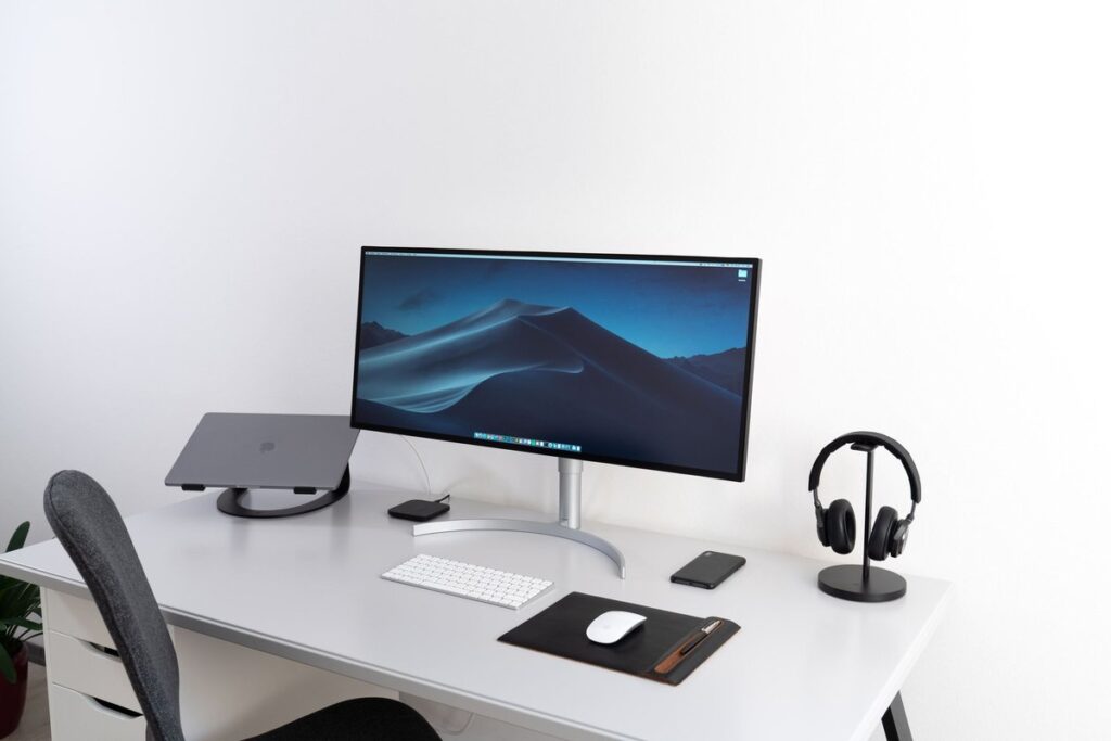 A computer monitor on a desk showing things that are 32 inches long, with a 32 inches long diagonal screen
